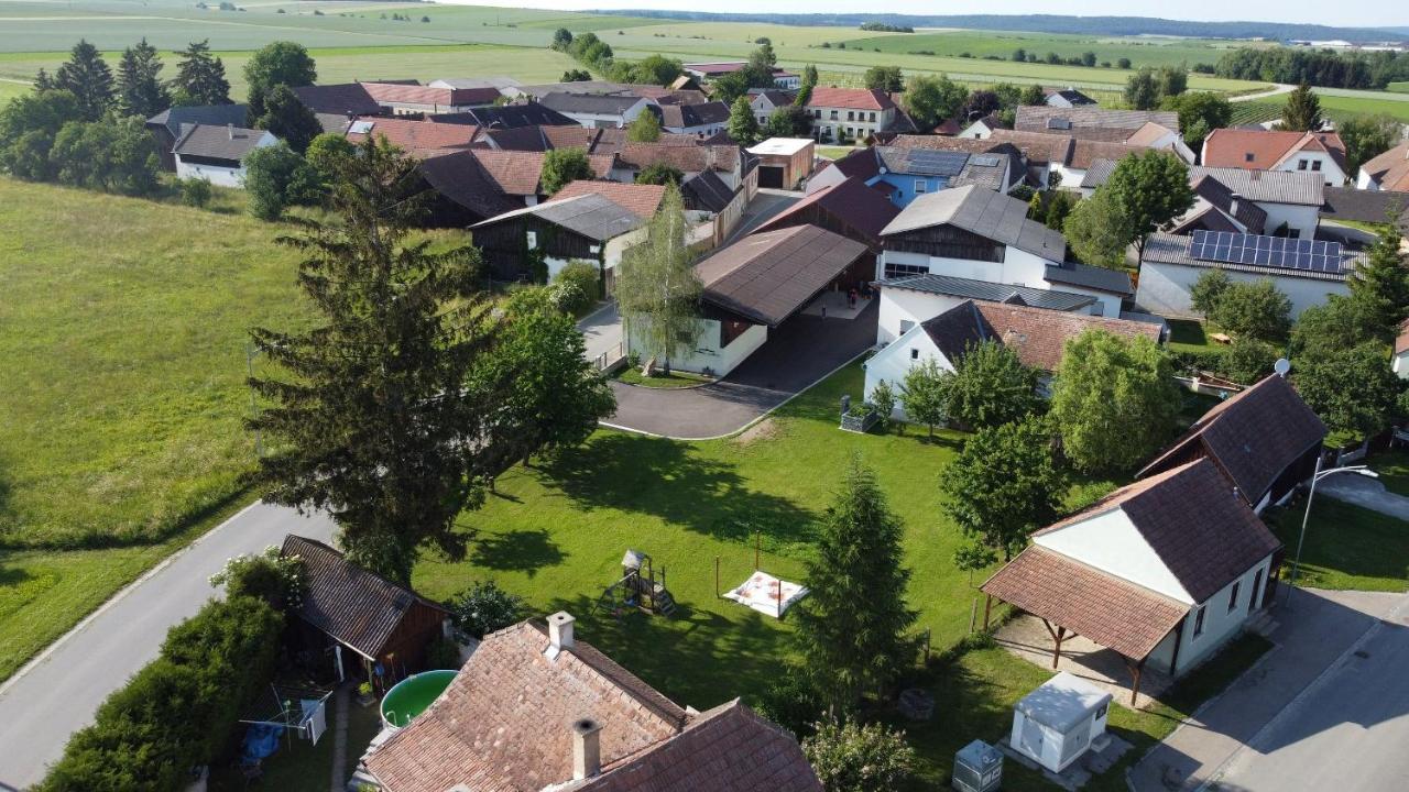 Готель Wohlfuehlhof Bachzelt Weitersfeld Екстер'єр фото
